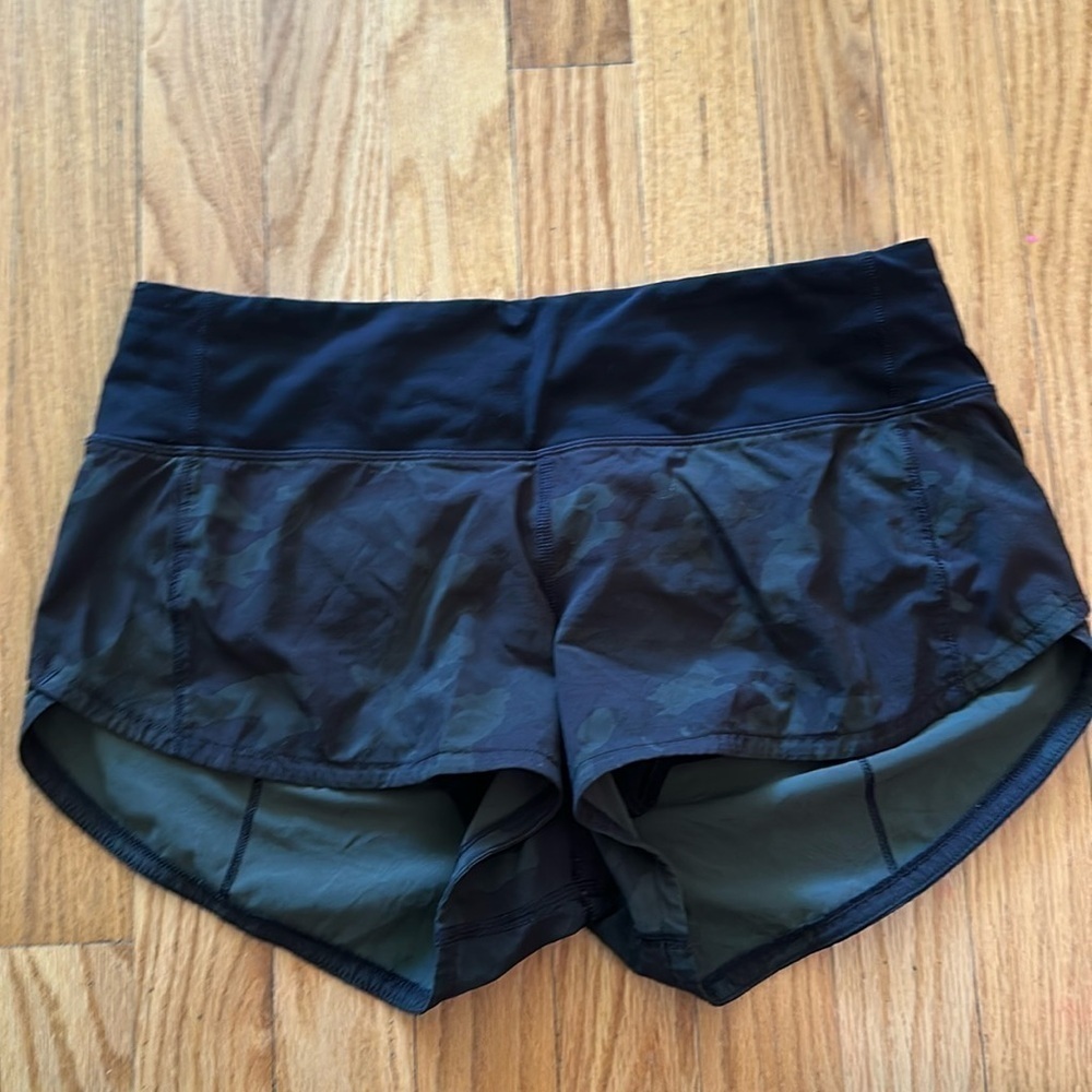 Lululemon sz 4 Hotty hot short black green great pre owned condition camo